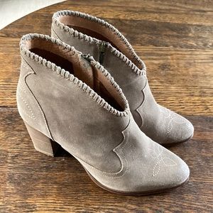 Ariat Unbridled Beige/Tan embroidered toe Heeled Ankle Boots Cowboy Boho western